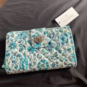 Vera Bradley RFID Turnlock Wallet NWT Cloud Vine